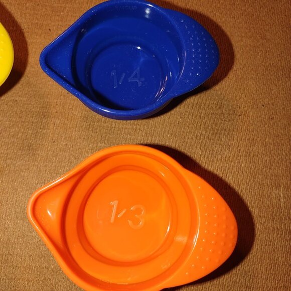 Colorful Plastic Measuring Cups Set Of 4 Nesting Design 1/4 1/3 1/2 1 Cup - Picture 7 of 7